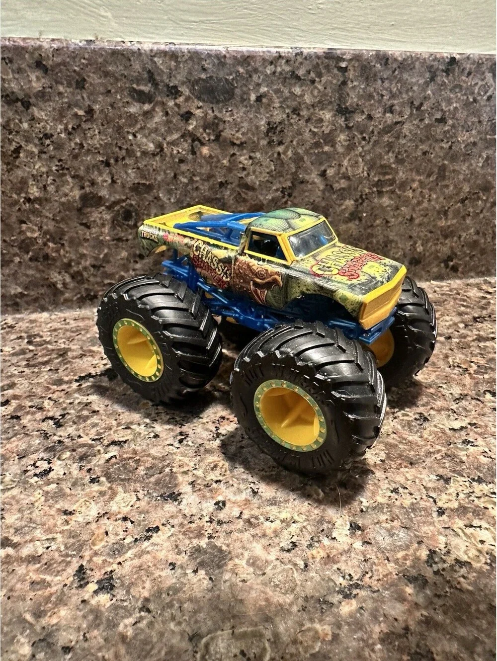 Hot Wheels Monster Trucks Chassis Snapper 1/64 Scale Diecast